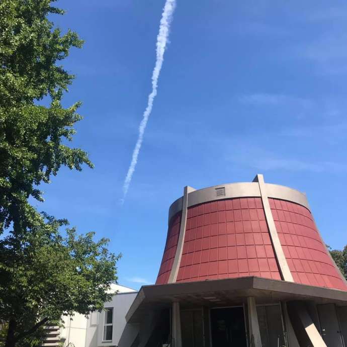 本立寺の本堂と飛行機雲