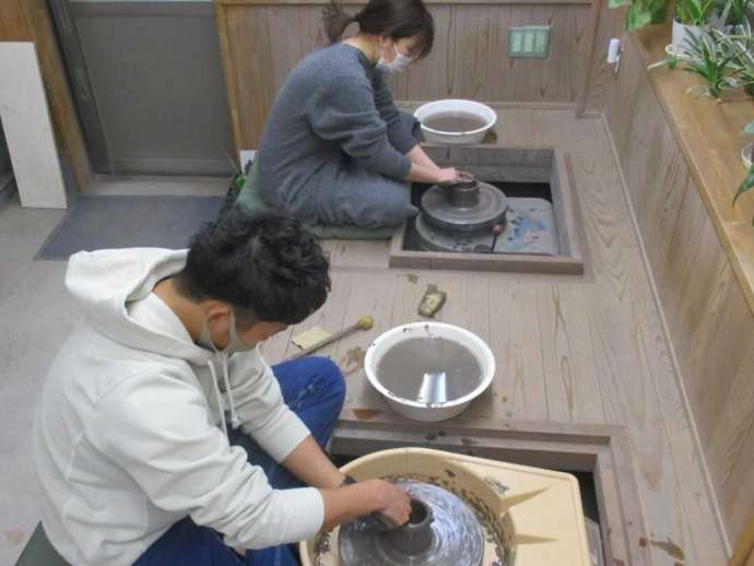「備前焼窯元 宝山窯」での陶芸体験で電動ろくろを使って作品を制作する様子