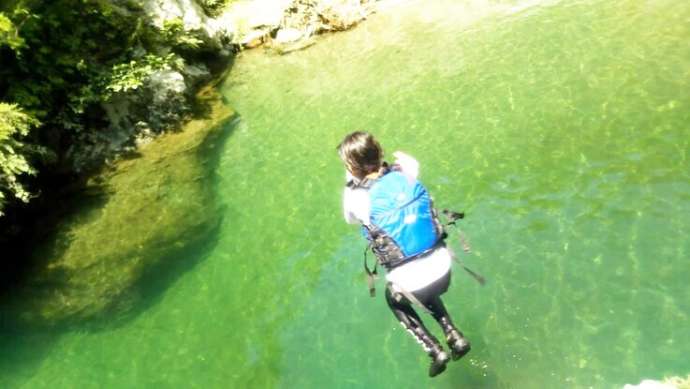 自然体験/まつさか香肌峡 i sierraのアクティビティ体験で川に飛び込む様子