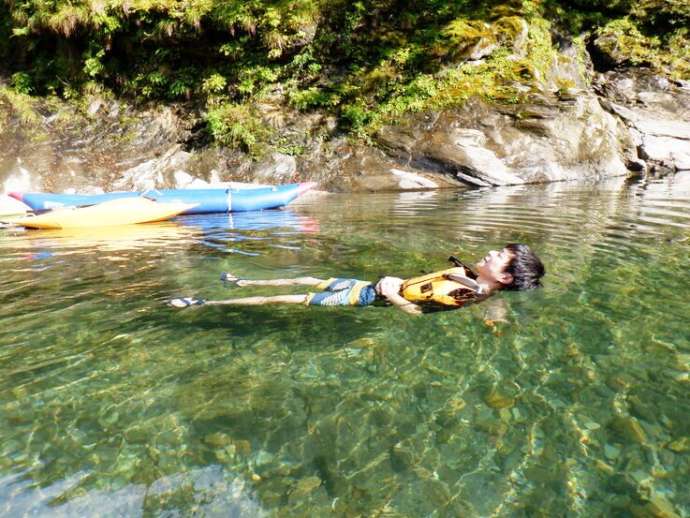 自然体験/まつさか香肌峡 i sierraのカヌー体験中に川で遊ぶ様子