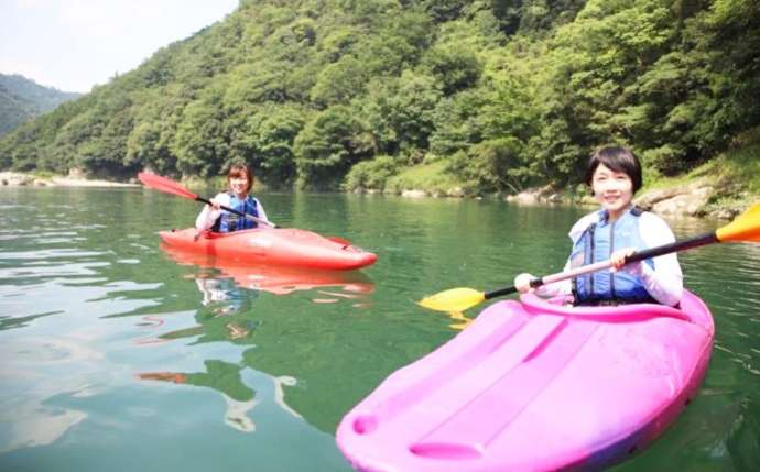 自然体験/まつさか香肌峡 i sierraのカヌー体験の様子