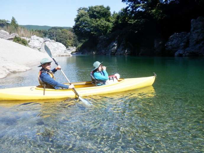 自然体験/まつさか香肌峡 i sierraのカヌー体験の様子