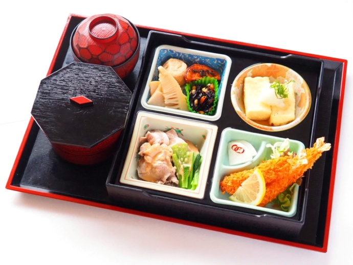 「道の駅 飯高駅（いいたかえき）」に併設された地域食材レストラン「レストランいいたか」で提供される「松花堂弁当」