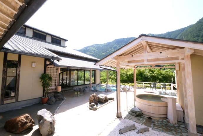 「道の駅 飯高駅（いいたかえき）」に併設された「香肌峡温泉 いいたかの湯」のマキ風呂