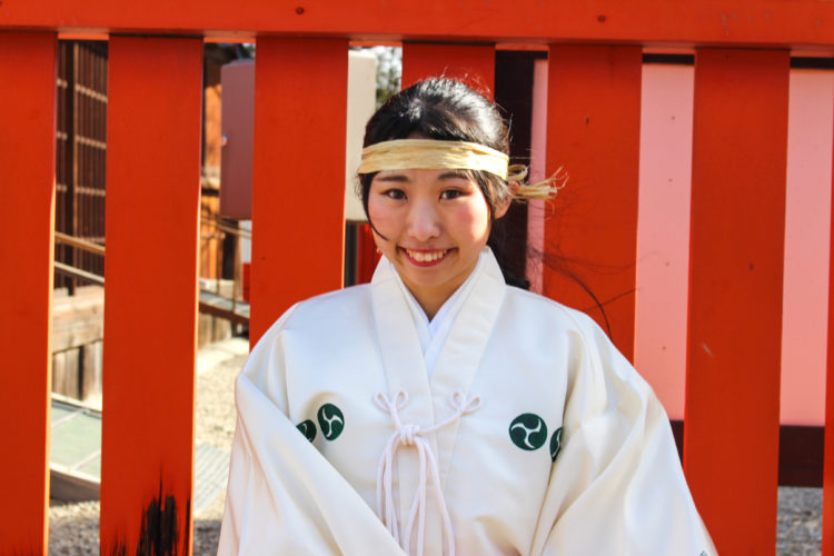 生島足島神社の巫女