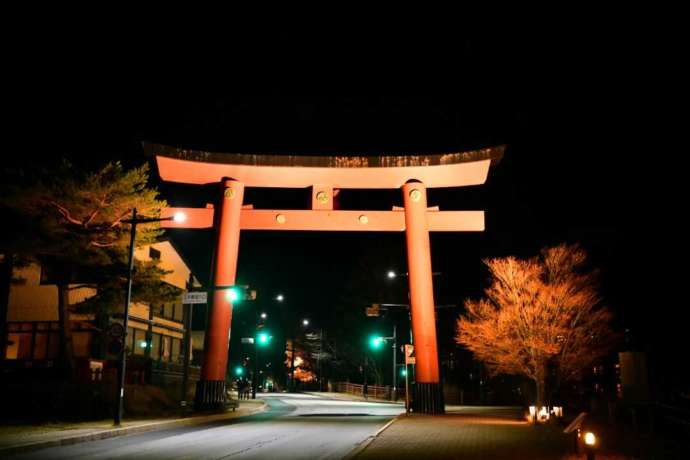 「ライトアップ奥日光」プロジェクトの一環でライトアップされた「大鳥居(二荒山神社中宮祠大鳥居)」