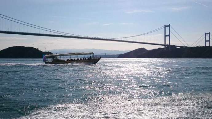 来島海峡急流観潮船と来島海峡大橋