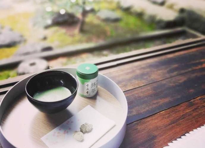 「INCENSE KITCHEN」の抹茶を使ったお香づくり体験の会場「縣神社」の「書院の間」での抹茶立て体験の一コマ