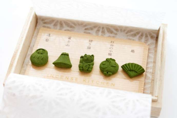 「INCENSE KITCHEN」の抹茶を使ったお香づくり体験で制作する木箱入りの「いとをかし香（5つ）」