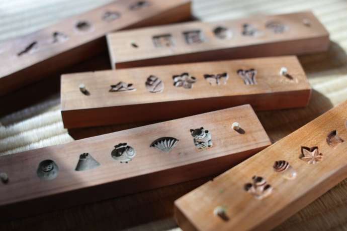 「INCENSE KITCHEN」の抹茶を使ったお香づくり体験で用いるお菓子の木型