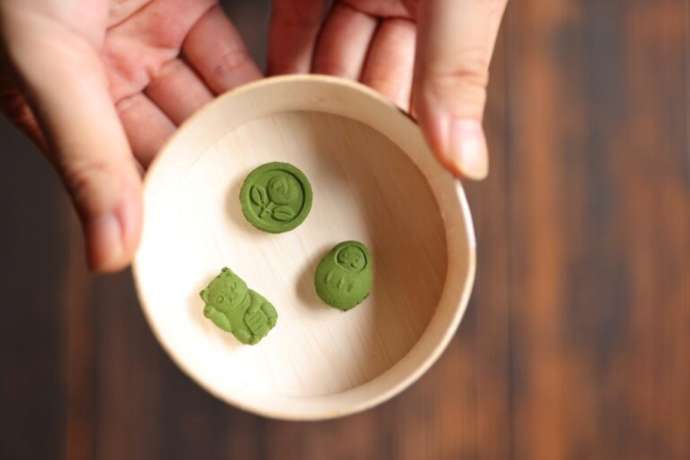 「INCENSE KITCHEN」の抹茶を使ったお香づくり体験で制作する「いとをかし香（3つ）」