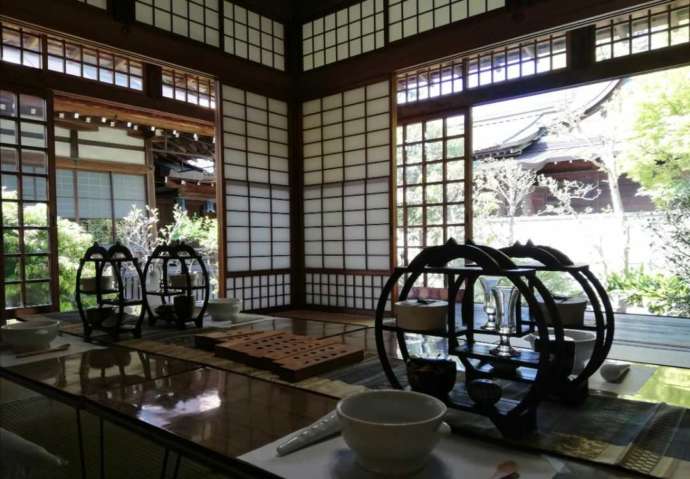 「INCENSE KITCHEN」の抹茶を使ったお香づくり体験の会場「縣神社」の「書院の間」