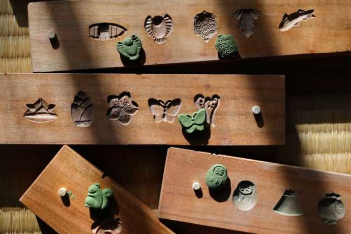 「INCENSE KITCHEN」の抹茶を使ったお香づくり体験で用いるお菓子の木型と「いとをかし香」（その1）