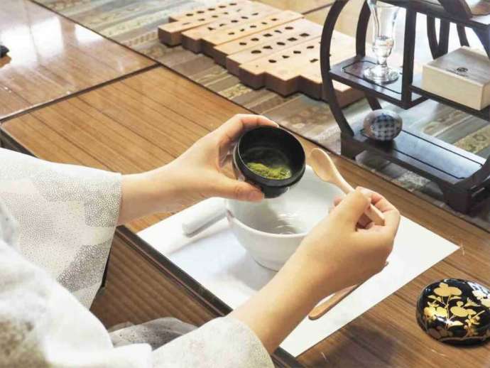 「INCENSE KITCHEN」の抹茶を使ったお香づくり体験で原材料の抹茶を調合している様子