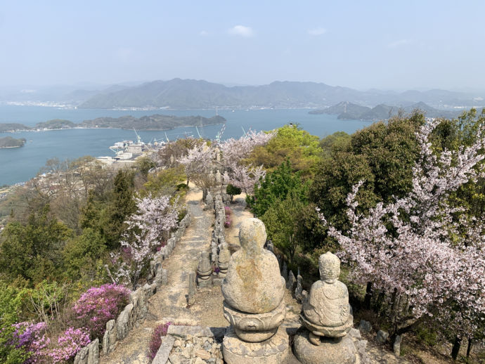 白滝山の石仏×瀬戸内海の風景(春)