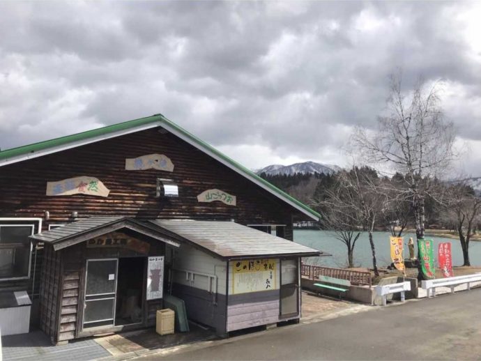 道の駅「いりひろせ」に隣接する「湖上レストラン鏡ヶ池」の外観