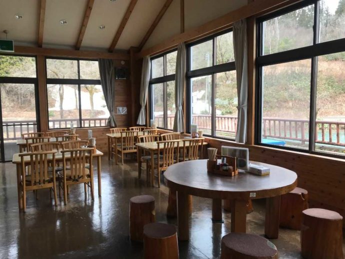 「湖上レストラン鏡ヶ池」の店内風景