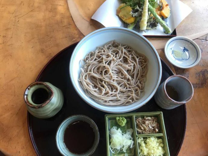 「湖上レストラン鏡ヶ池」で販売されている手打ち蕎麦と天ぷら