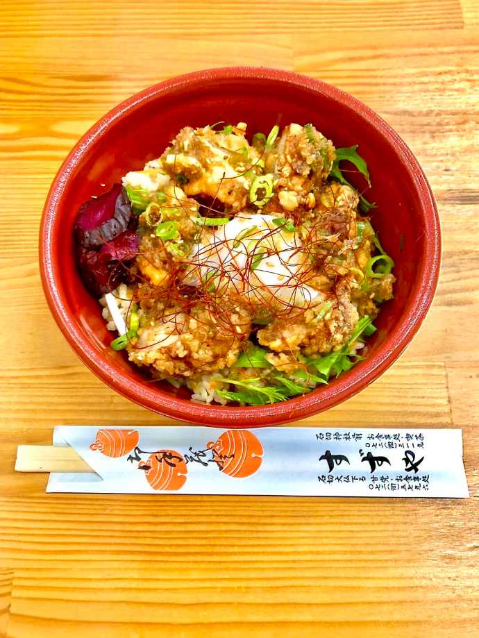 すずや×石切丸 石切神社前店の温玉かやくごはんの油淋鶏丼