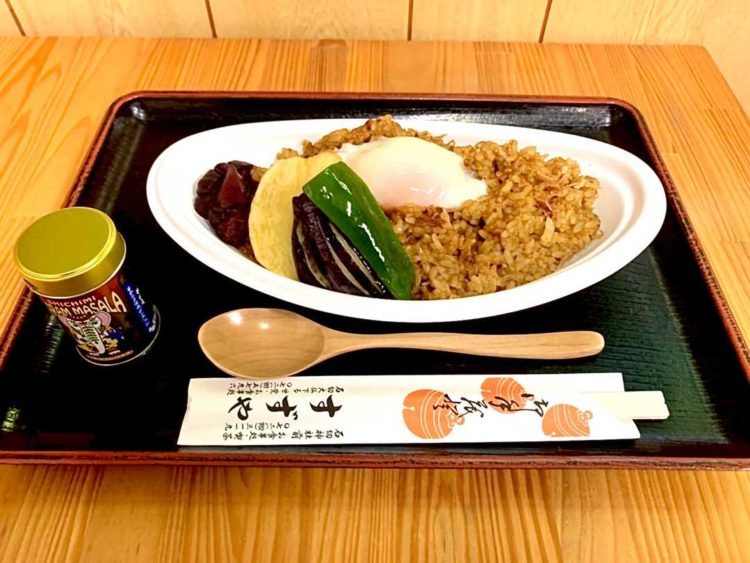 すずや×石切丸 石切神社前店の温玉炒めカレー