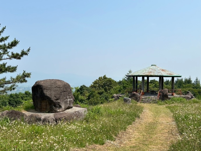 北海道・岩内町にある「円山展望台」の東屋(あずまや)