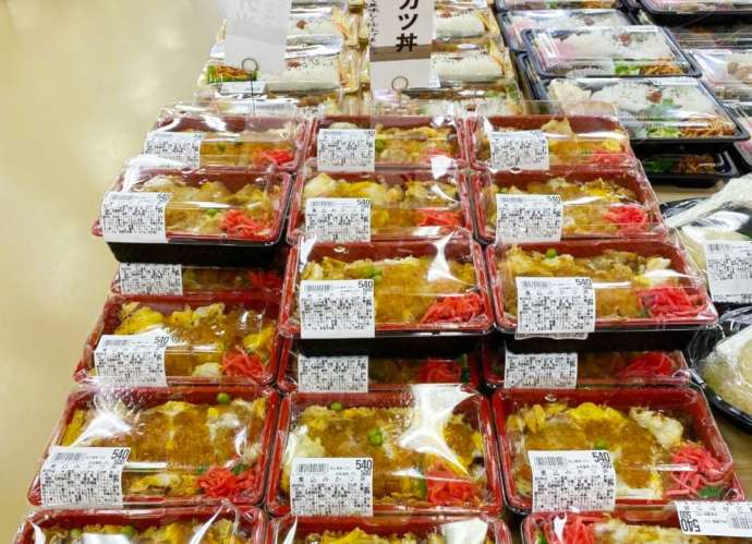 農産直売所「たなばたけ」高砂店で販売されている煮込みカツ丼