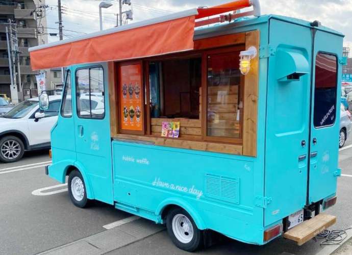 農産直売所「たなばたけ」高砂店に出店しているキッチンカー（バブルワッフル）