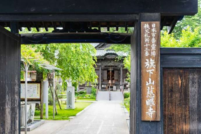 山門から見た境内