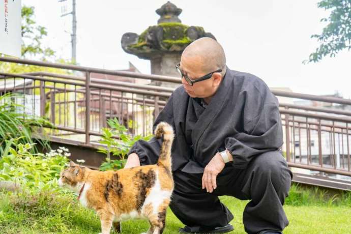 リリと旗下山慈眼寺の住職