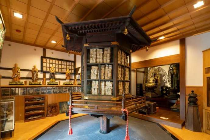 旗下山慈眼寺の輪蔵