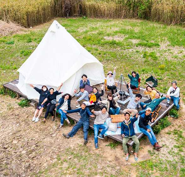 和歌山県有田市にある無人島・地ノ島でキャンプを楽しむ様子
