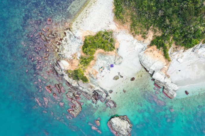 和歌山県有田市にある無人島・地ノ島の航空写真