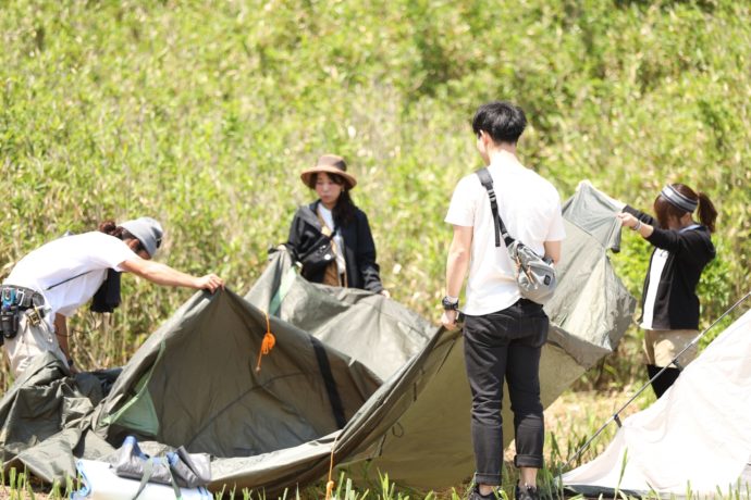 和歌山県有田市にある無人島・地ノ島でキャンプをする様子