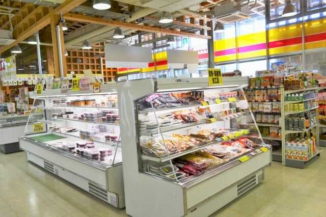 上品の郷の直売所の冷蔵・冷凍コーナーの写真
