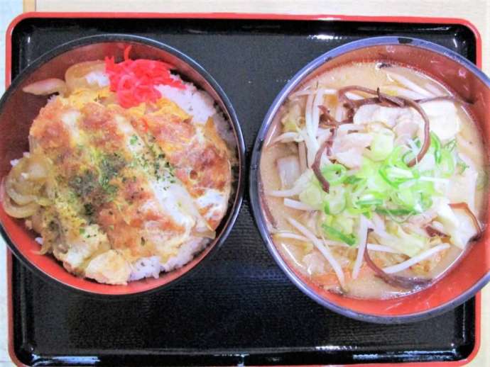 上品の郷の食事処古ばやしの名物ちょうちん定食の写真