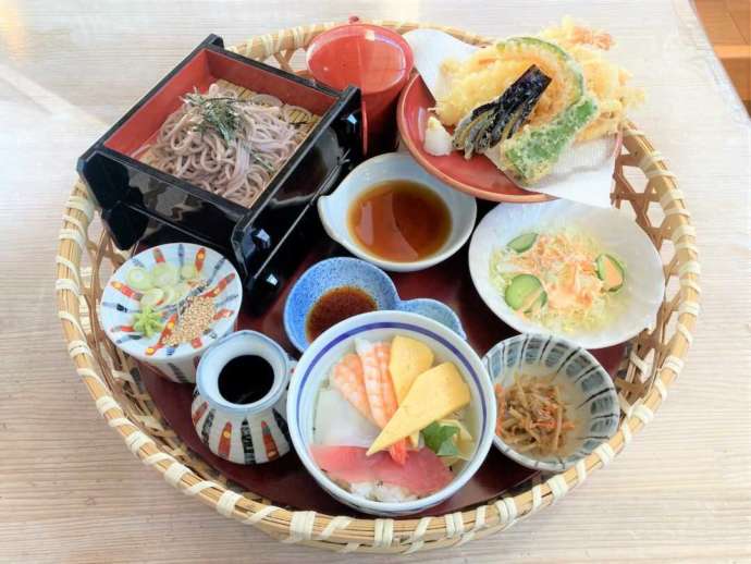 上品の郷のダイニングたまり場の天ざる海鮮丼セットの写真