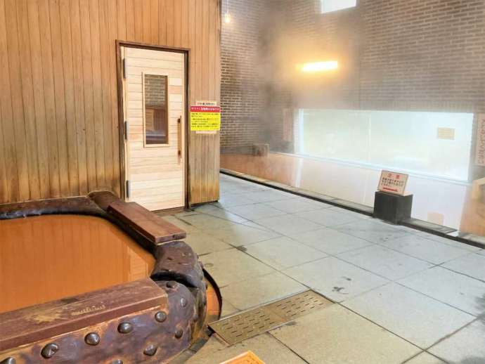 上品の郷ふたご湯の大浴場「かしわ」の内部の写真