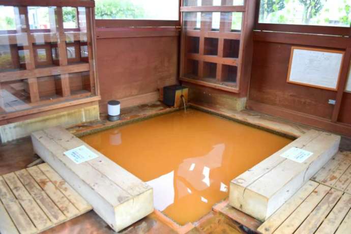 上品の郷の足湯の内部の写真