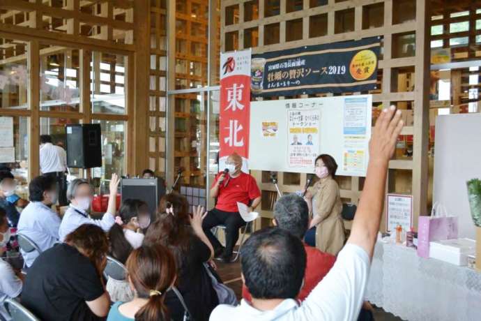 宮城県を中心に活動するローカルタレントでラジオパーソナリティのロジャー大葉・なべくらみほトークショーの様子の写真