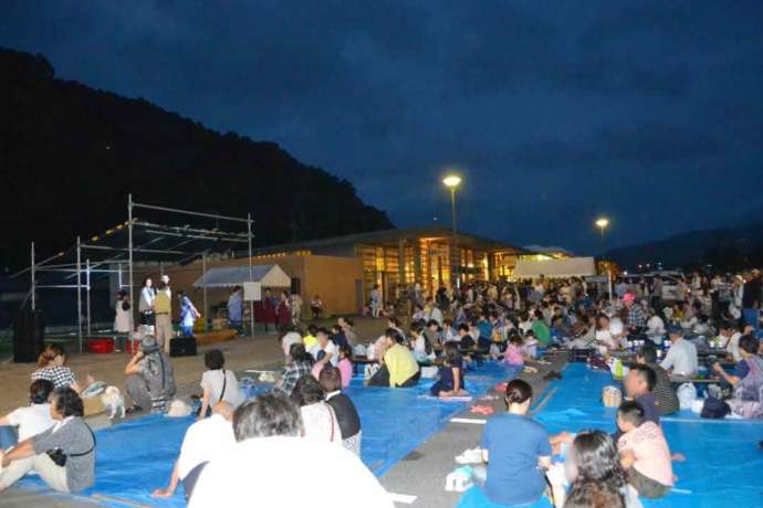 上品の郷の夏祭りの様子の写真