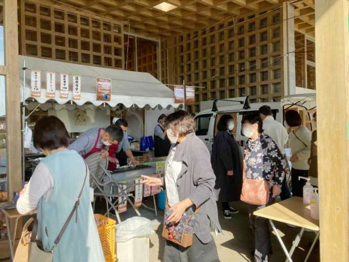 上品の郷の秋味祭りの様子の写真
