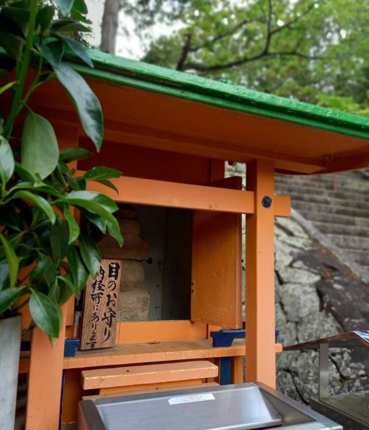 徳島県阿波市にある「十楽寺」内にお祀りされている「治眼疾目救歳地蔵尊」