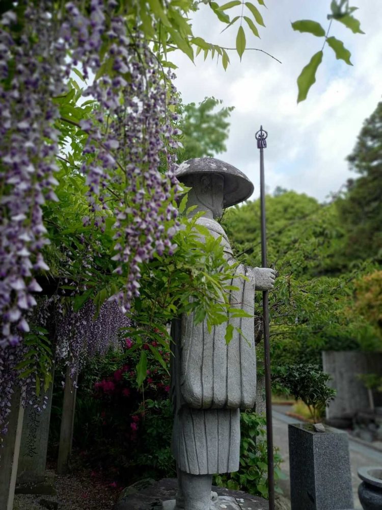 徳島県阿波市にある「十楽寺」境内