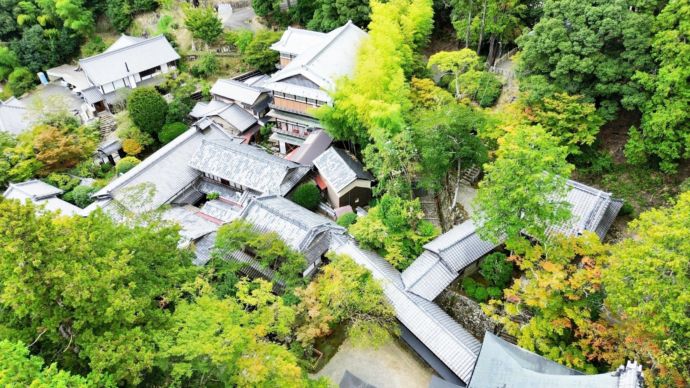 大阪府高槻市にある神峯山寺を上空から眺める