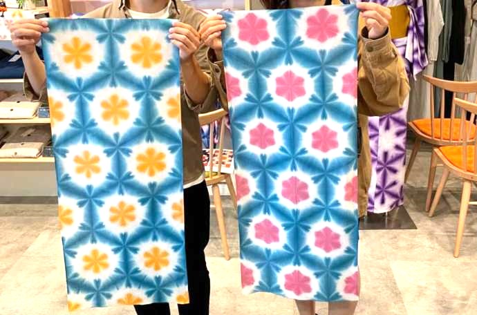 角野晒染の染め体験でお揃いの柄の手ぬぐいを製作したカップル