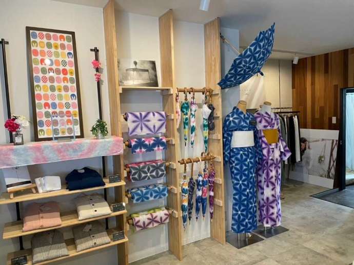 角野晒染の工房内に展示・販売されている品