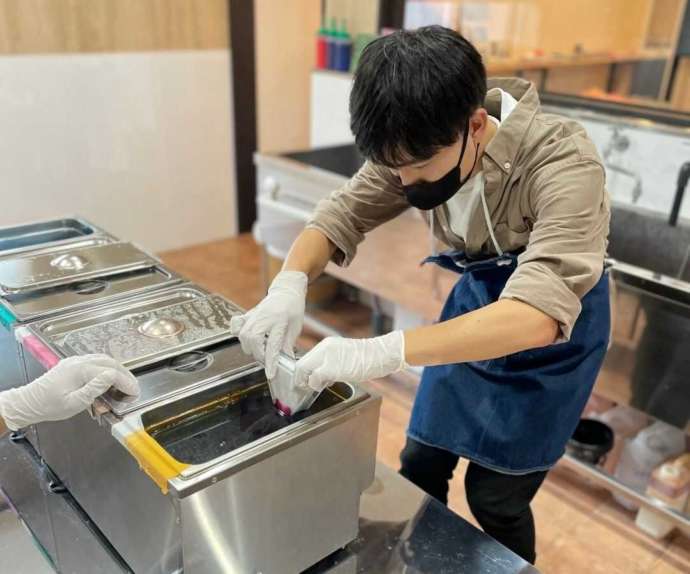 角野晒染の手ぬぐいの絞り染め体験における染める工程