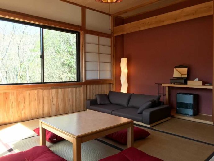 木のぬくもりが感じられる山荘梶ヶ森の内装