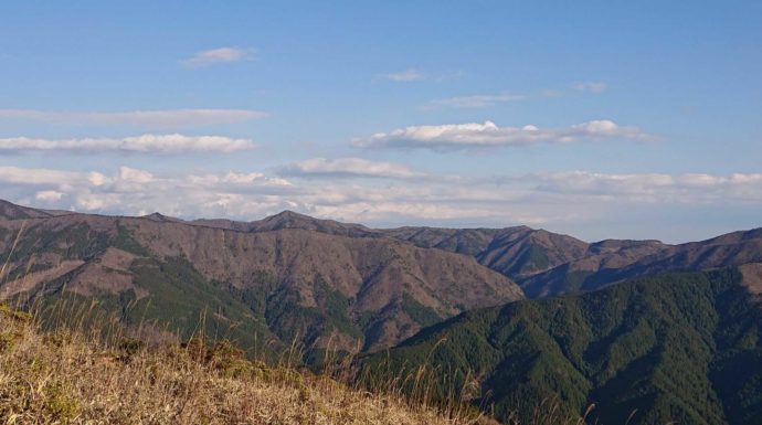 梶ヶ森のキャンプ場から見える山の景色