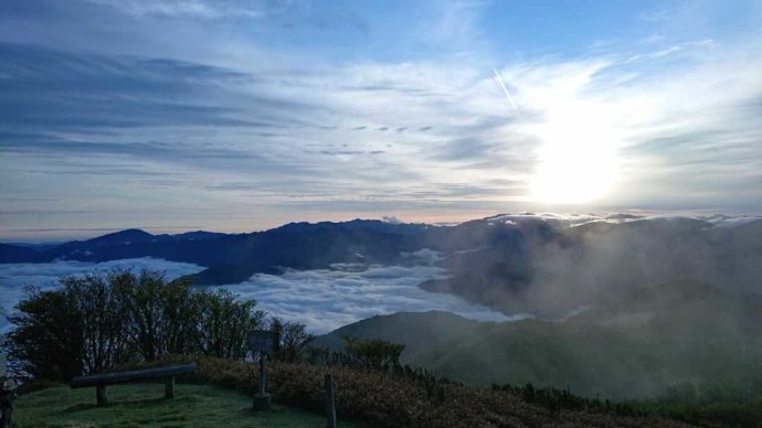 梶ヶ森で見られる雲海と太陽
